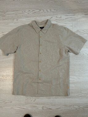 Casual Short-Sleeve Button-Up Shirt in Light Beige - Classic Fit